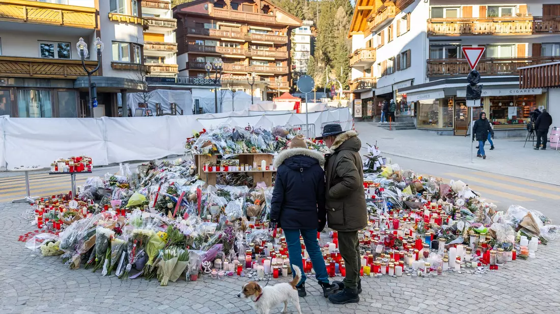 Das Gedenken an die Opfer ist in Crans-Montana allgegenwärtig (Archivbild) - Bild: Cyril Zingaro/KEYSTONE/dpa