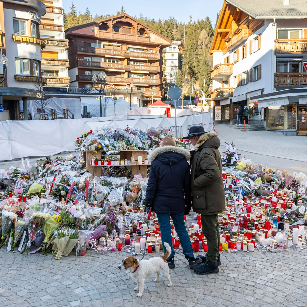 Das Gedenken an die Opfer ist in Crans-Montana allgegenwärtig (Archivbild) - Foto: Cyril Zingaro/KEYSTONE/dpa