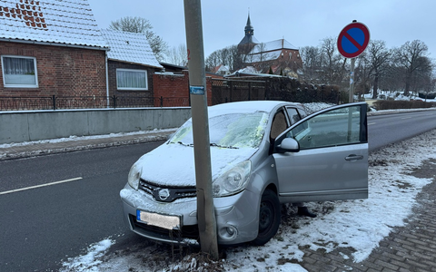 POL-HRO: Vereiste Frontscheibe: Fahrzeugführerin fährt gegen Straßenlaterne - Foto: presseportal.de