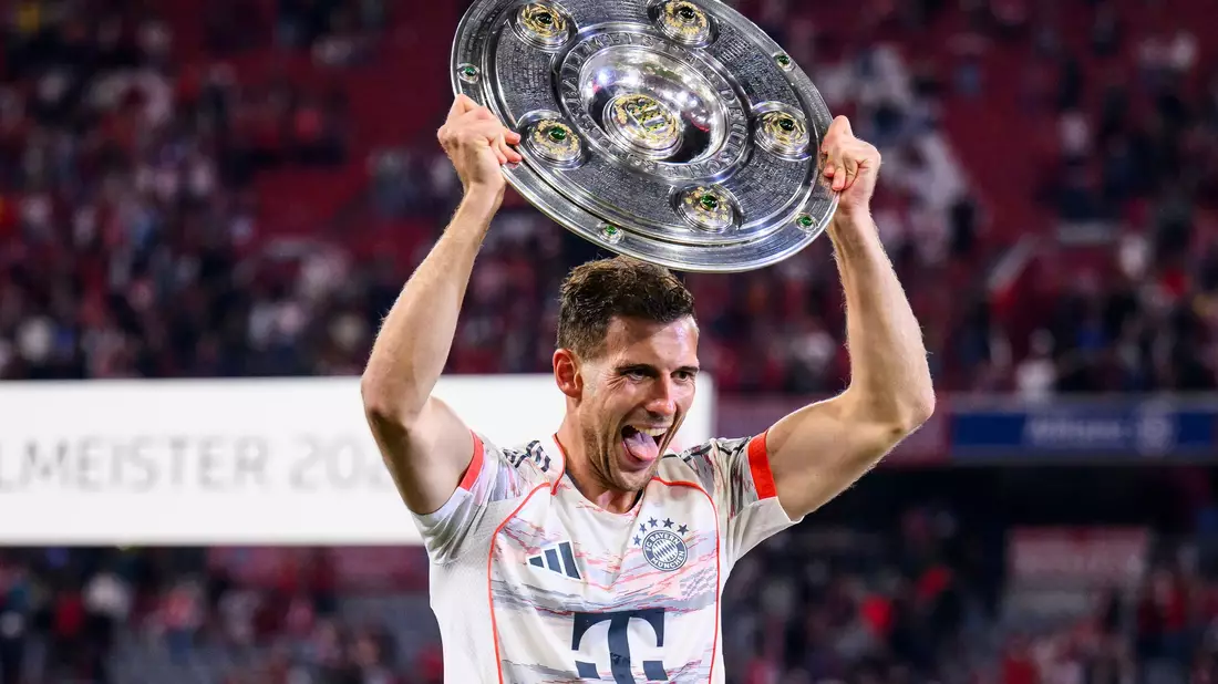 Mit «vollen Händen», wie hier mit der Meisterschale 2025, will sich Leon Goretzka aus München verabschieden. - Bild: Tom Weller/dpa