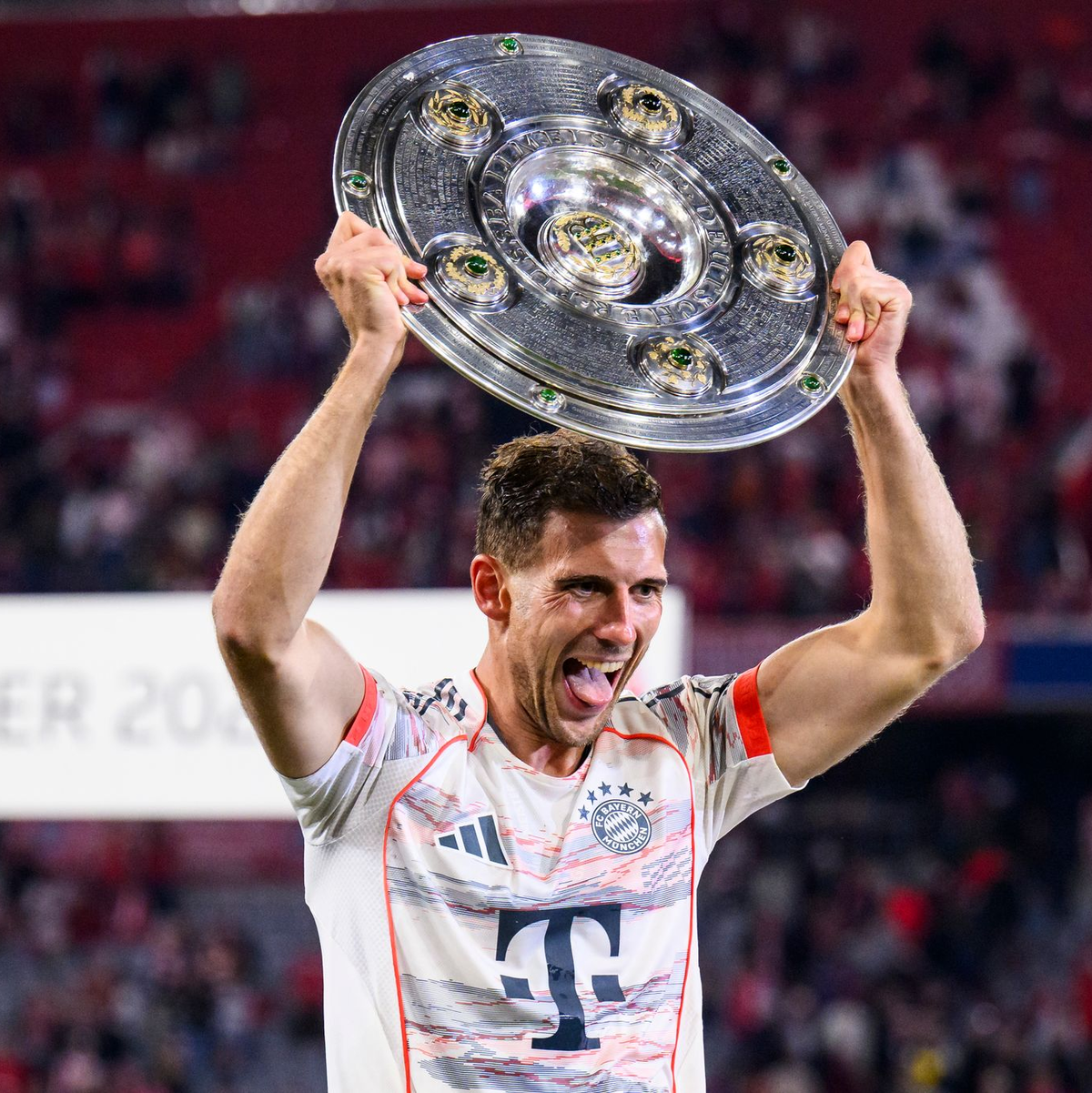 Mit «vollen Händen», wie hier mit der Meisterschale 2025, will sich Leon Goretzka aus München verabschieden. - Foto: Tom Weller/dpa