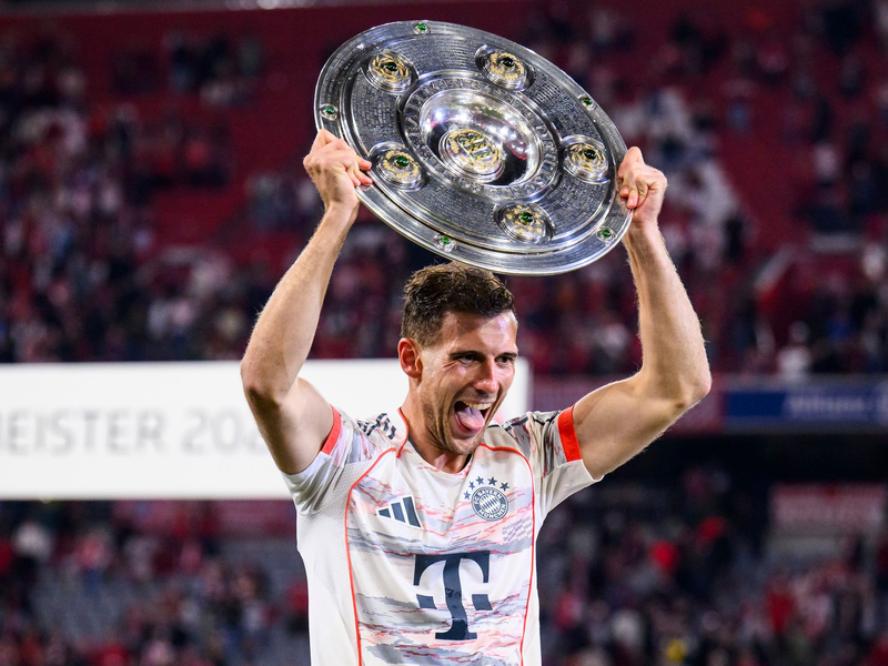 Mit «vollen Händen», wie hier mit der Meisterschale 2025, will sich Leon Goretzka aus München verabschieden. - Foto: Tom Weller/dpa