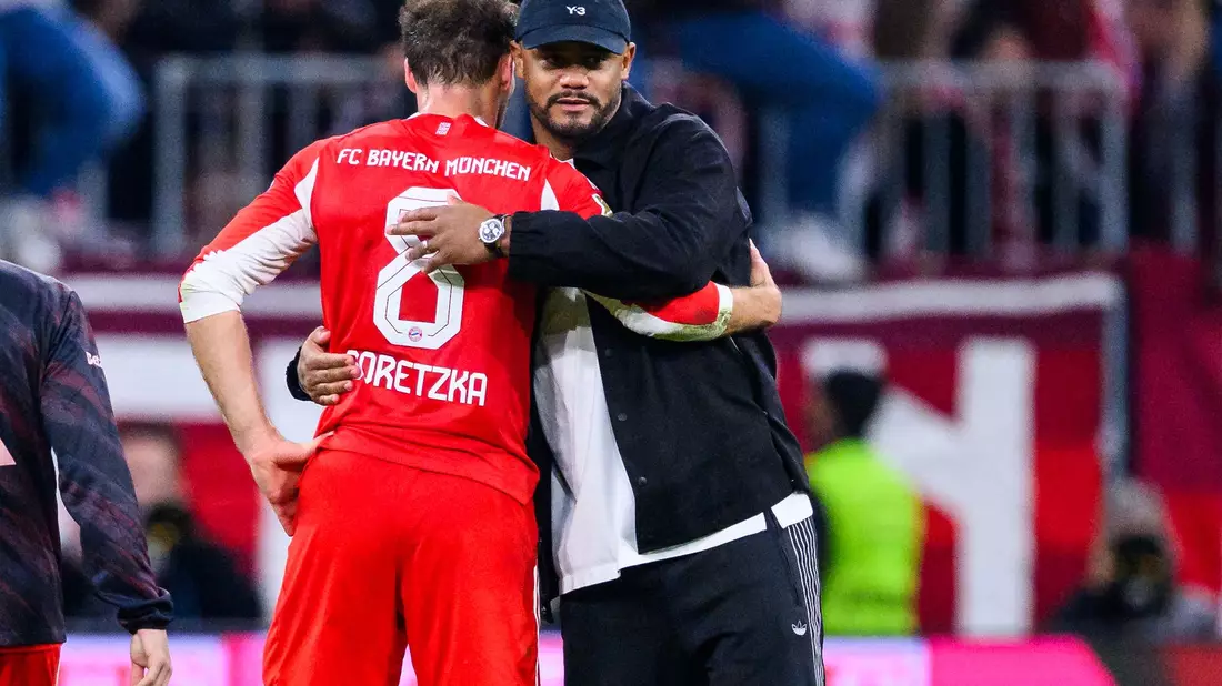 Bayern-Trainer Vincent Kompany (r) schätzt Leon Goretzkas (l) professionelle Einstellung. (Archiovbild) - Bild: Tom Weller/dpa