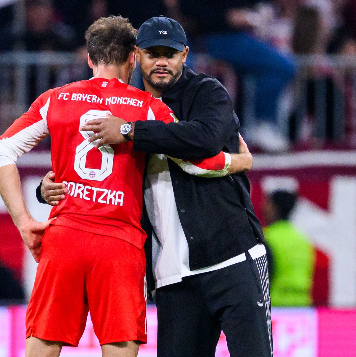 Bayern-Trainer Vincent Kompany (r) schätzt Leon Goretzkas (l) professionelle Einstellung. (Archiovbild) - Foto: Tom Weller/dpa