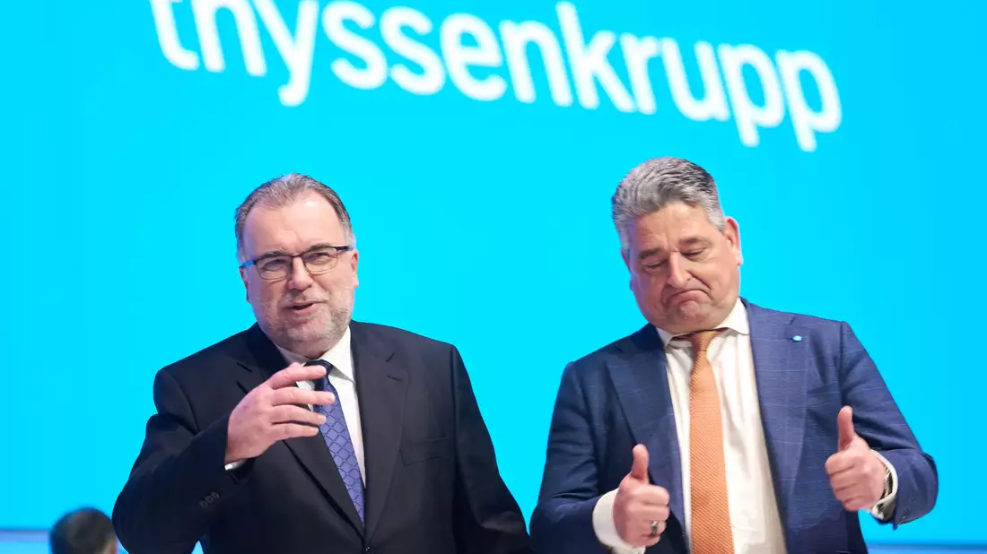 Thyssenkrupp-Chefaufseher Russwurm (li.) und Vorstandschef López lassen sich vor Beginn der Hauptversammlung fotografieren. - Bild: Bernd Thissen/dpa