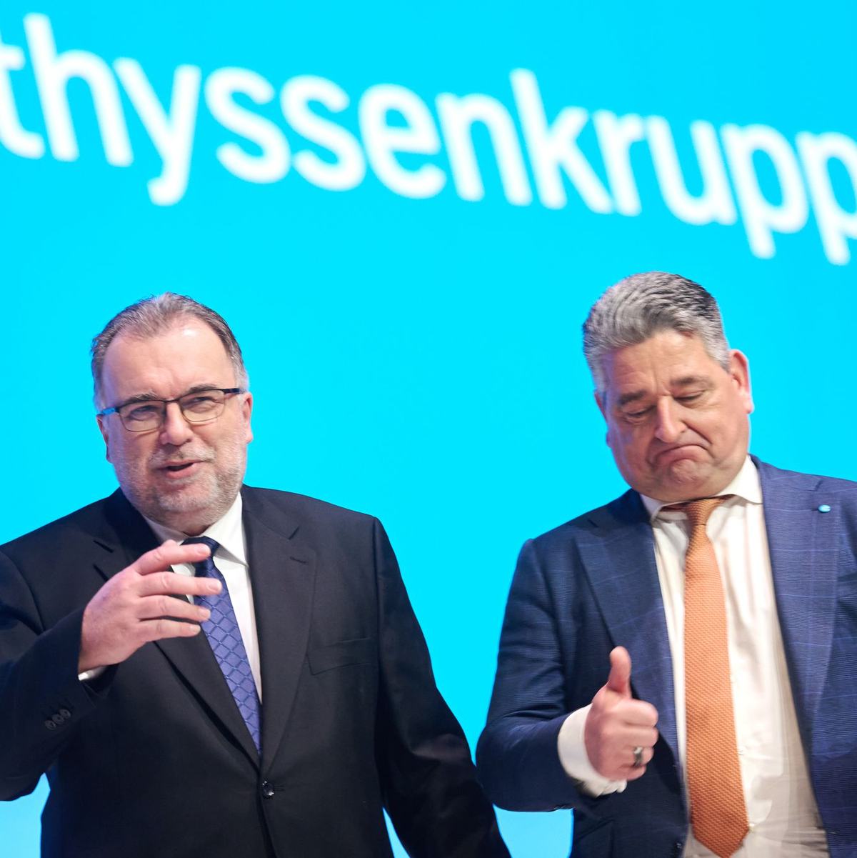 Thyssenkrupp-Chefaufseher Russwurm (li.) und Vorstandschef López lassen sich vor Beginn der Hauptversammlung fotografieren. - Foto: Bernd Thissen/dpa