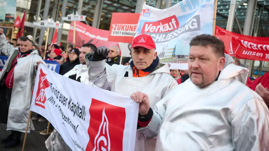 «Der Mensch gehört in den Mittelpunkt - nicht die Rendite!»: Beschäftigte von Thyssenkrupp fordern von der Aktionären den Verzicht auf eine Dividende. - Bild: Bernd Thissen/dpa