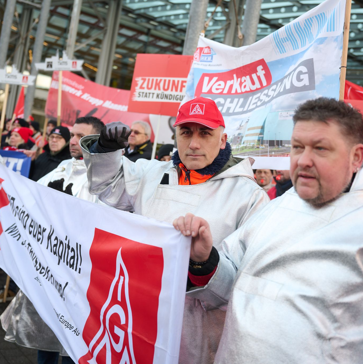 «Der Mensch gehört in den Mittelpunkt - nicht die Rendite!»: Beschäftigte von Thyssenkrupp fordern von der Aktionären den Verzicht auf eine Dividende. - Foto: Bernd Thissen/dpa