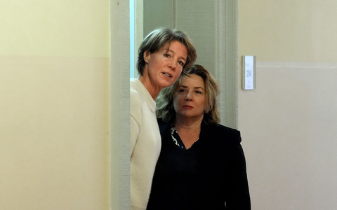 Christina Block eilte ihrer in Tränen aufgelösten Verwandten hinterher und schirmte sie zusammen mit Gül Pinar, der Verteidigerin eines anderen Angeklagten, vor Fotografen ab. - Foto: Marcus Brandt/dpa