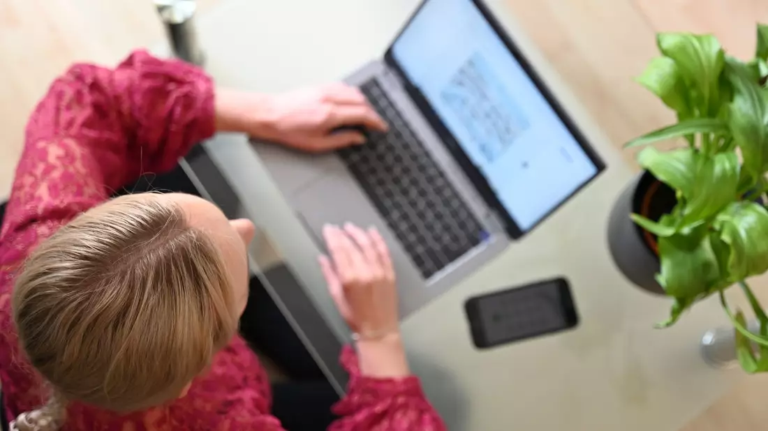 Wer im Internet Verträge abschließt, soll diese künftig einfacher wieder stornieren können. (Symbolbild) - Bild: Helena Dolderer/dpa