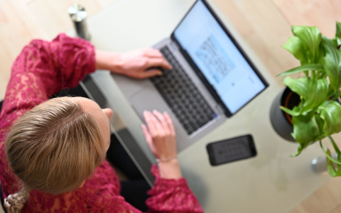 Wer im Internet Verträge abschließt, soll diese künftig einfacher wieder stornieren können. (Symbolbild) - Foto: Helena Dolderer/dpa