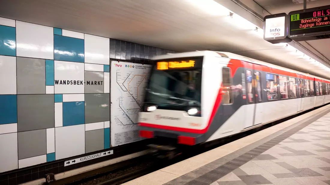 Ein 25-Jähriger zerrte eine 18-Jährige vor eine einfahrende U-Bahn an der Haltestelle «Wandsbek-Markt». - Bild: Daniel Bockwoldt/dpa