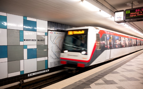 Ein 25-Jähriger zerrte eine 18-Jährige vor eine einfahrende U-Bahn an der Haltestelle «Wandsbek-Markt». - Foto: Daniel Bockwoldt/dpa
