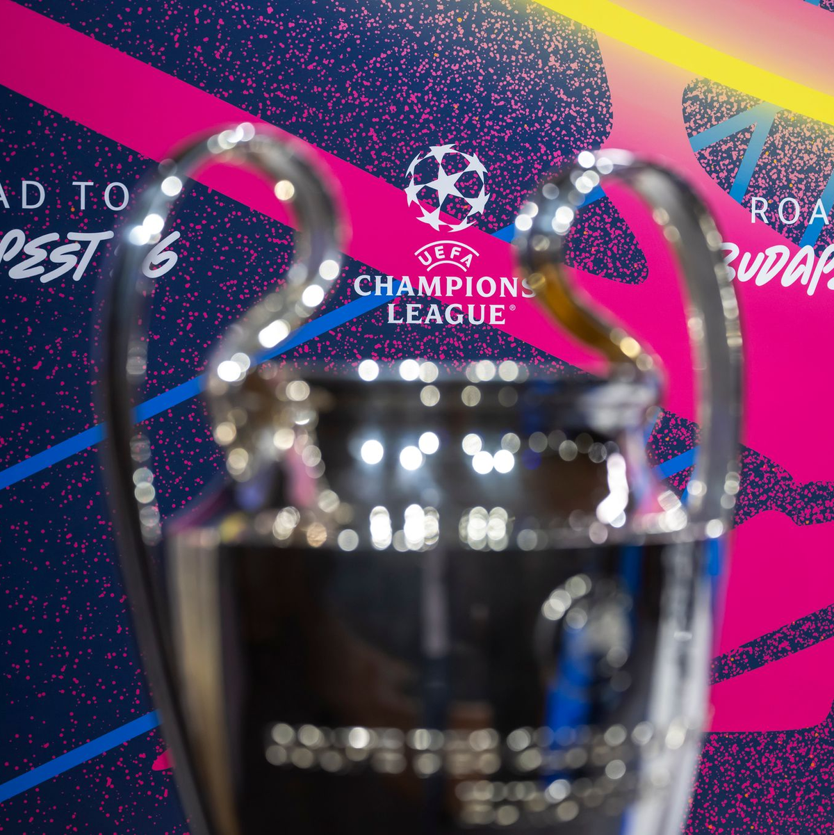 Der begehrte Henkelpott bei der Auslosung am Freitag. - Foto: Martial Trezzini/KEYSTONE/dpa