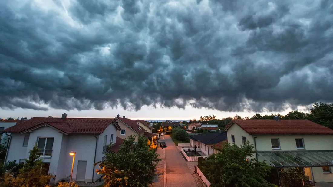 Die wirtschaftliche Unsicherheit und die andauernde Konjunkturkrise dämpfen nach Einschätzung der Interhyp den Immobilienmarkt. (Symbolbild) - Bild: Armin Weigel/dpa