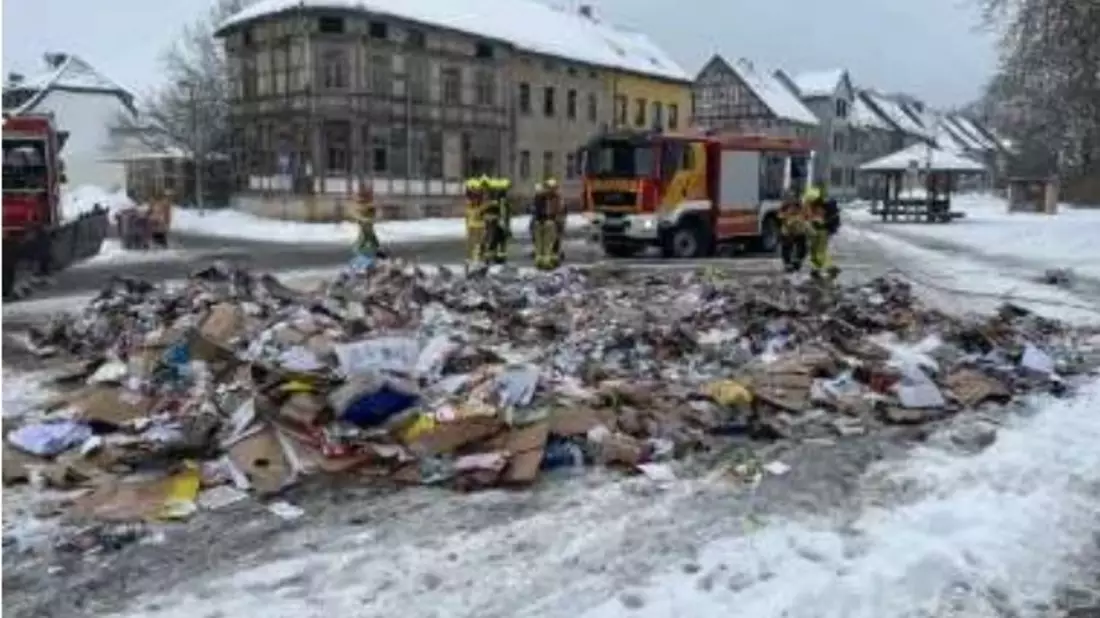 LPI-NDH: Brennendes Müllauto - Bild: presseportal.de