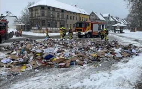 LPI-NDH: Brennendes Müllauto - Foto: presseportal.de