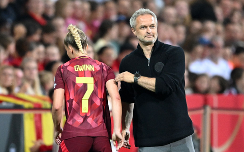 Bundestrainer Christian Wück (r/mit Kapitänin Giulia Gwinn) verlängerte seinen Vertrag langfristig. (Archivbild) - Foto: Carmen Jaspersen/dpa