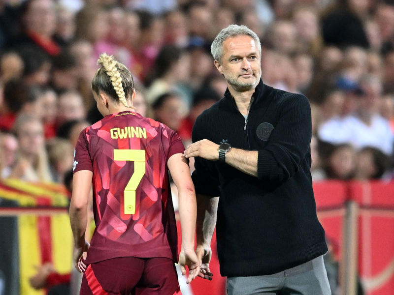 Bundestrainer Christian Wück (r/mit Kapitänin Giulia Gwinn) verlängerte seinen Vertrag langfristig. (Archivbild) - Foto: Carmen Jaspersen/dpa