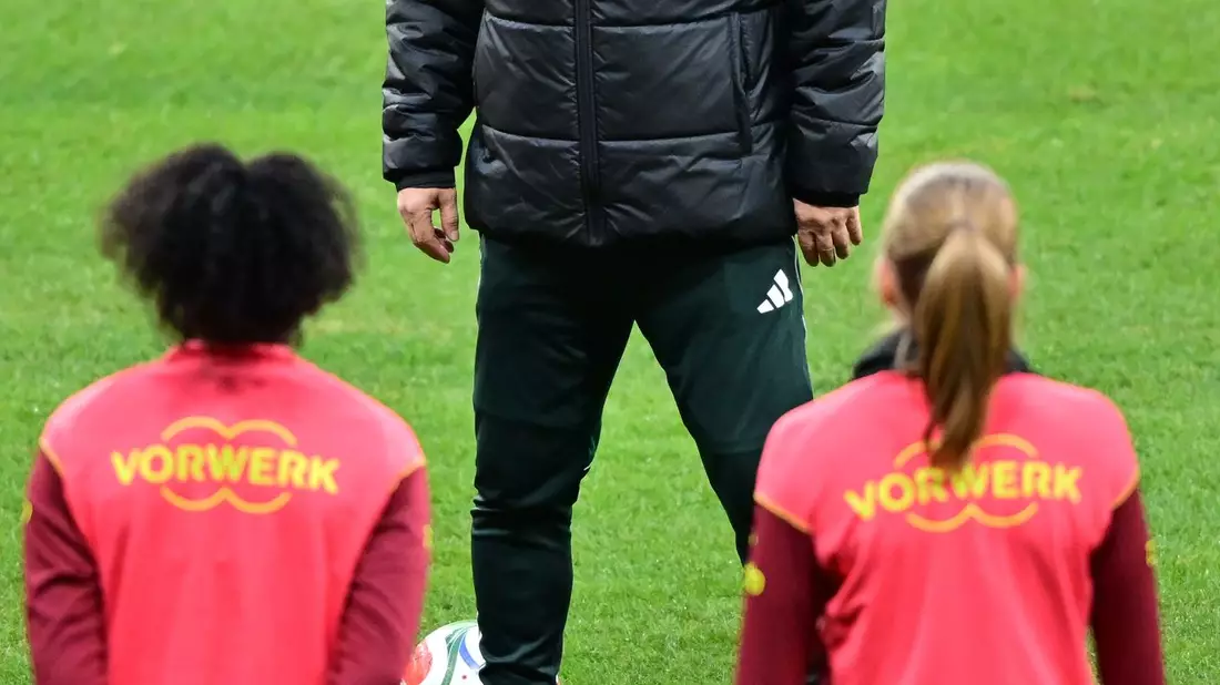 Christian Wück trägt weiter die Verantwortung für das Frauen-Nationalteam. (Archivbild) - Bild: Sebastian Christoph Gollnow/dpa