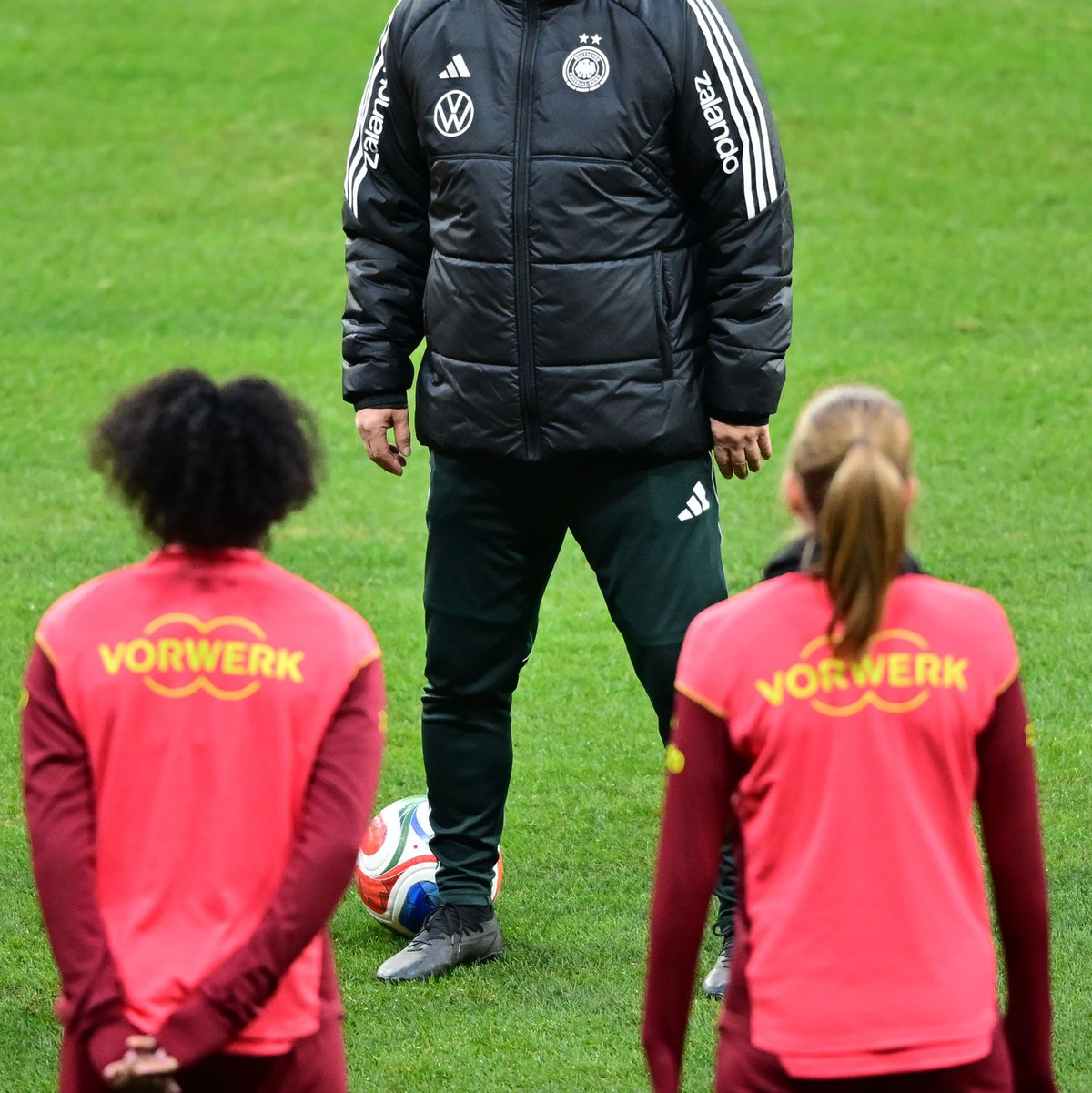 Christian Wück trägt weiter die Verantwortung für das Frauen-Nationalteam. (Archivbild) - Foto: Sebastian Christoph Gollnow/dpa