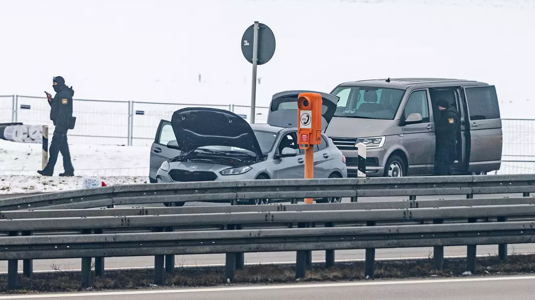 Polizisten hatten den Wagen nachts auf der Autobahn 3 bei Wiesent (Landkreis Regensburg) gestoppt.  - Bild: Armin Weigel/dpa