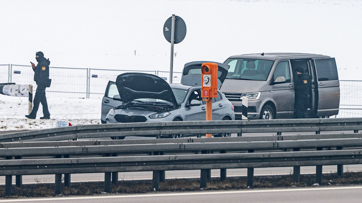 Polizisten hatten den Wagen nachts auf der Autobahn 3 bei Wiesent (Landkreis Regensburg) gestoppt.  - Foto: Armin Weigel/dpa