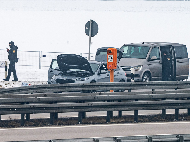 Polizisten hatten den Wagen nachts auf der Autobahn 3 bei Wiesent (Landkreis Regensburg) gestoppt.  - Foto: Armin Weigel/dpa