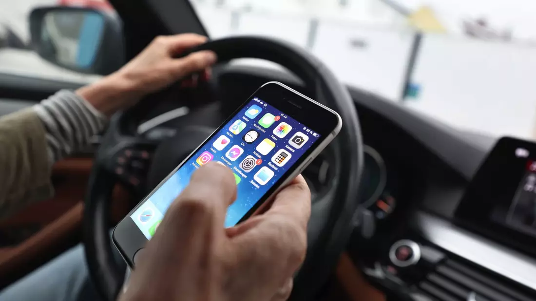 Ein «kurzer» Blick auf das Handy ist bisher erlaubt - wenn man es nicht in die Hand nimmt. (Symbolbild) - Bild: Karl-Josef Hildenbrand/dpa
