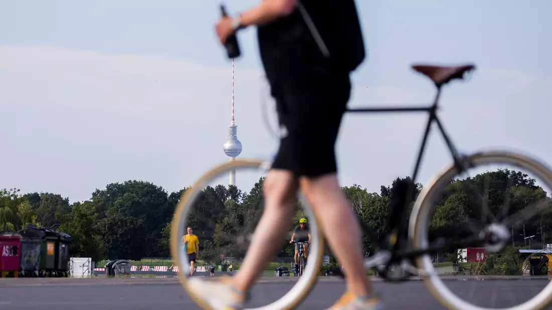 Bisher dürfen Radfahrer und -fahrerinnen mit bis zu 1,6 Promille Alkohol im Blut unterwegs sein, sofern sie keinen Unfall bauen oder Ausfallerscheinungen haben. (Symbolbild) - Bild: Christoph Soeder/dpa