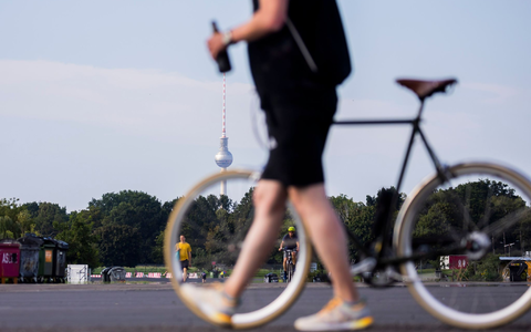 Bisher dürfen Radfahrer und -fahrerinnen mit bis zu 1,6 Promille Alkohol im Blut unterwegs sein, sofern sie keinen Unfall bauen oder Ausfallerscheinungen haben. (Symbolbild) - Foto: Christoph Soeder/dpa