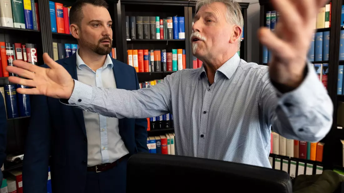Einer der ersten Kläger ist Joachim Alfred Wagner (r), der sich von Rechtsanwalt Daniel Kuhlmann vertreten lässt.  - Bild: Dieter Menne/dpa