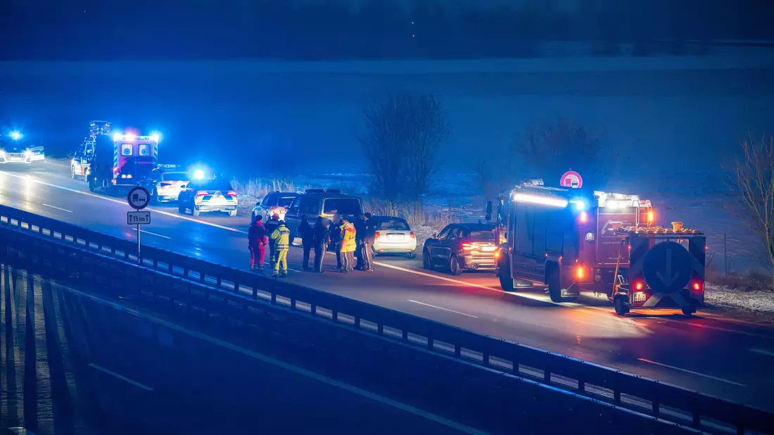 Die Polizei hat die A3 im Landkreis Regensburg in beide Richtungen gesperrt. - Bild: NEWS5 / Lars Haubner/NEWS5/dpa