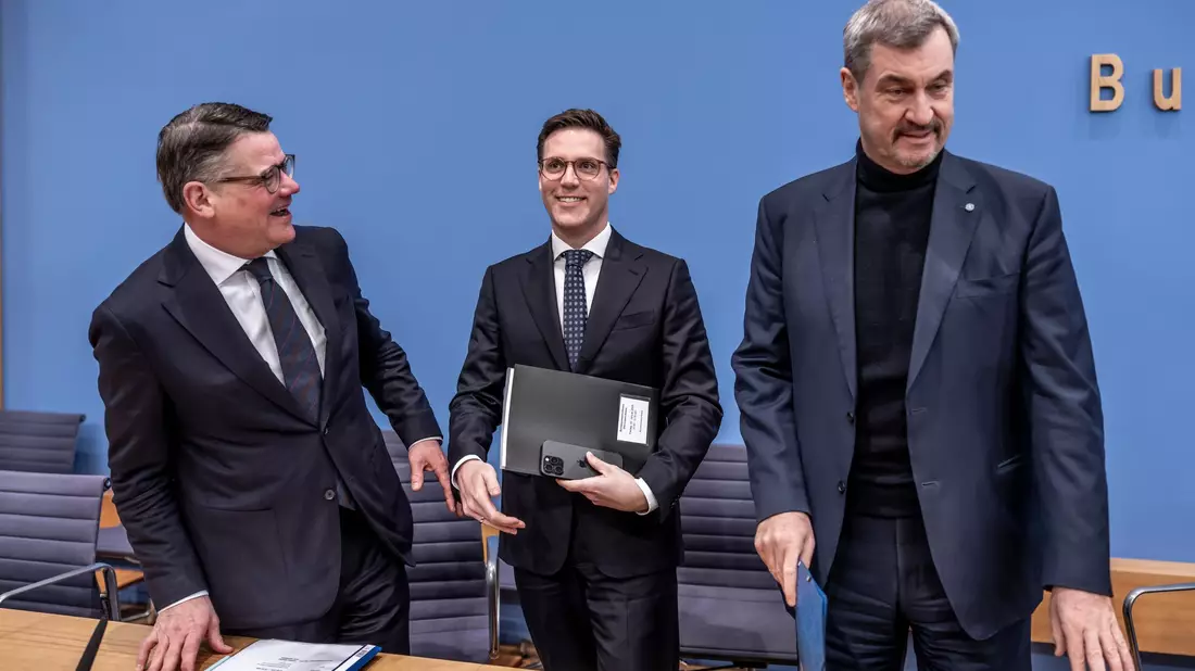 Sie nennen sich «Drei-Löwen-Allianz»: Boris Rhein, Manuel Hagel und Markus Söder. - Bild: Michael Kappeler/dpa