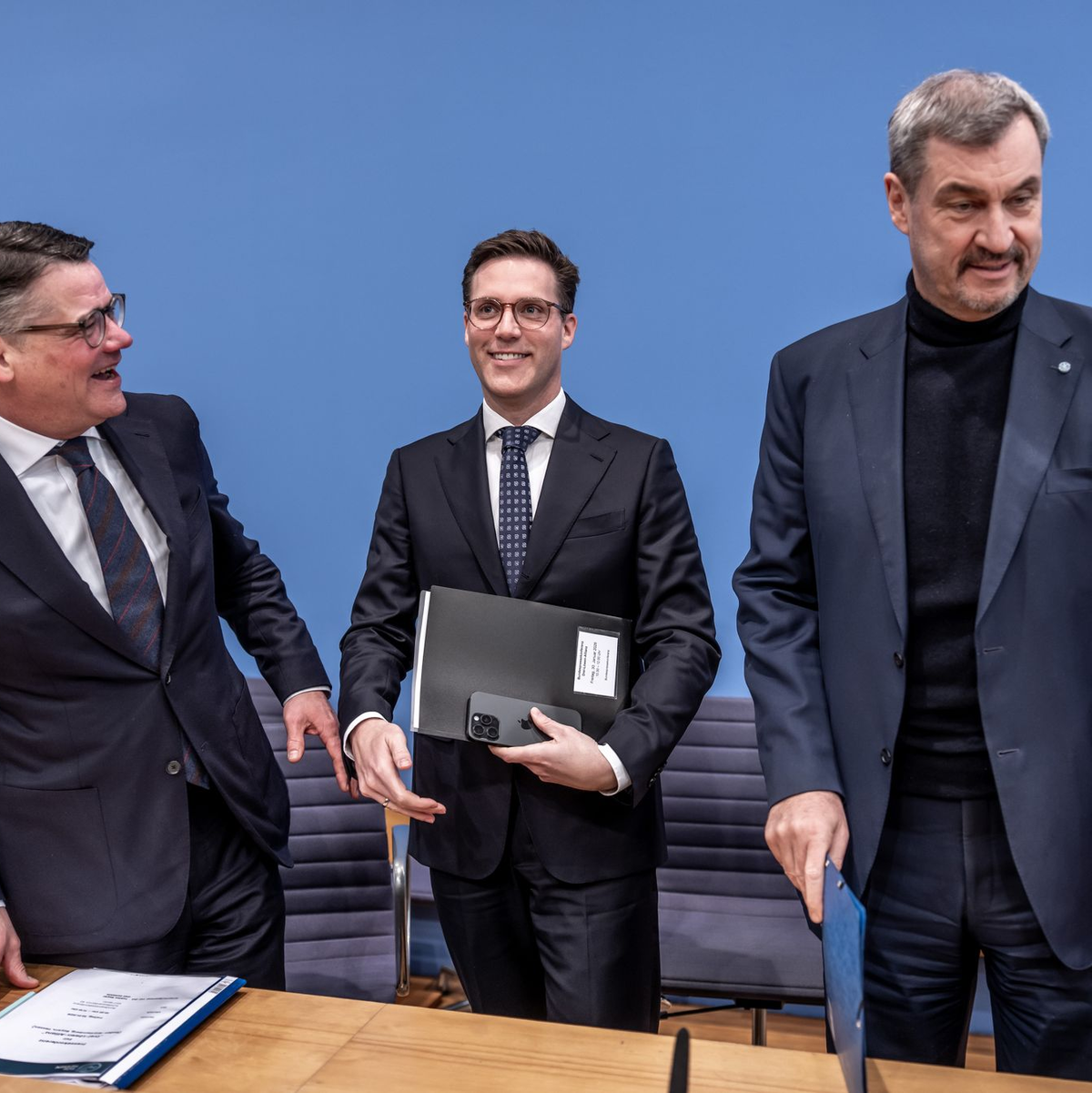 Sie nennen sich «Drei-Löwen-Allianz»: Boris Rhein, Manuel Hagel und Markus Söder. - Foto: Michael Kappeler/dpa