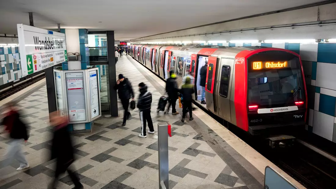 Im U-Bahnhof Wandsbek Markt hat ein 25-Jähriger eine junge Frau mit in den Tod gerissen. - Bild: Daniel Bockwoldt/dpa