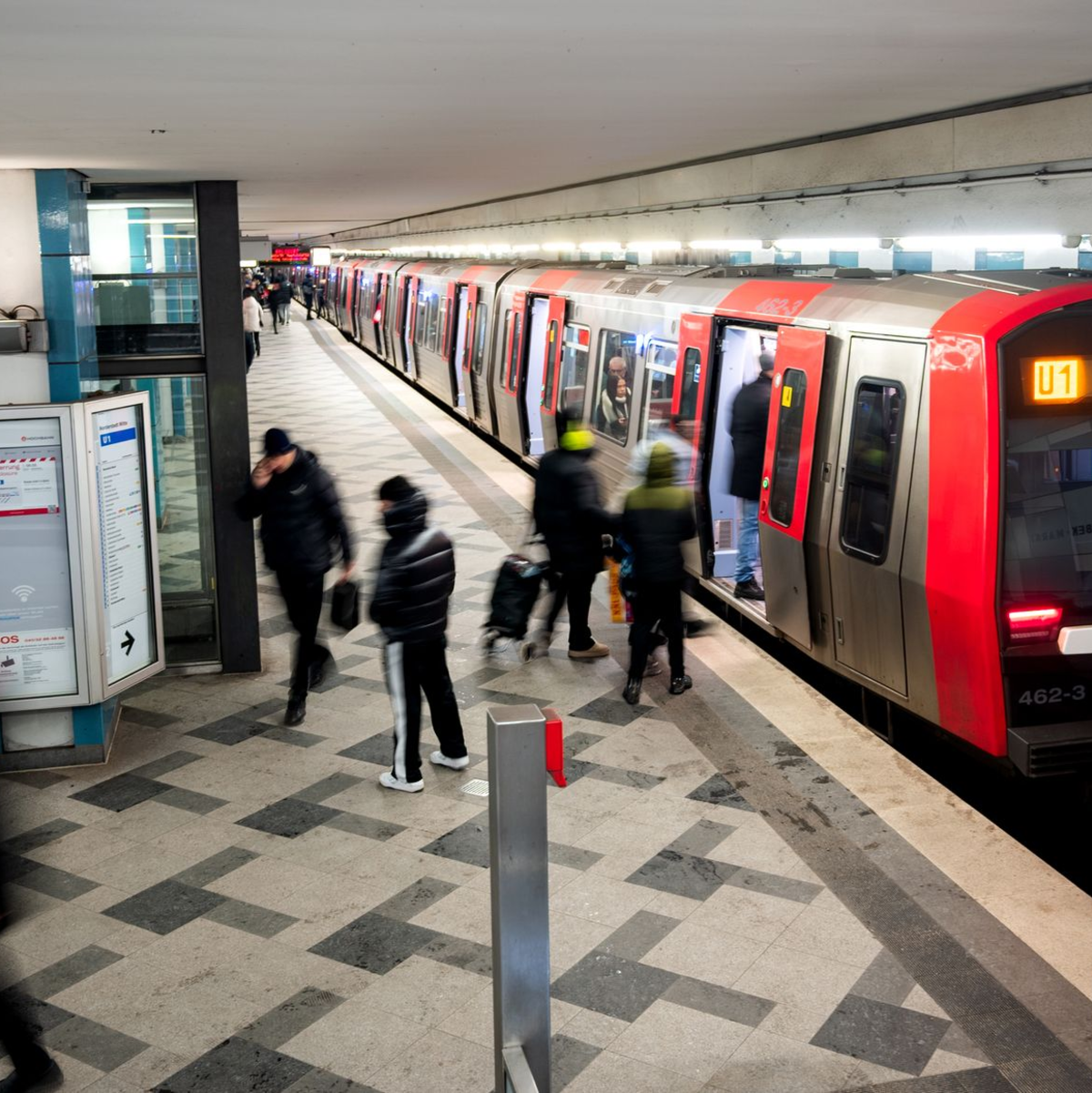 Im U-Bahnhof Wandsbek Markt hat ein 25-Jähriger eine junge Frau mit in den Tod gerissen. - Foto: Daniel Bockwoldt/dpa