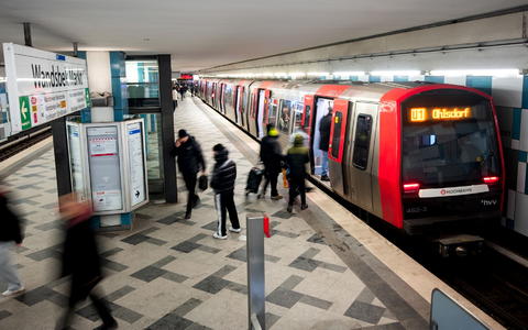 Im U-Bahnhof Wandsbek Markt hat ein 25-Jähriger eine junge Frau mit in den Tod gerissen. - Foto: Daniel Bockwoldt/dpa