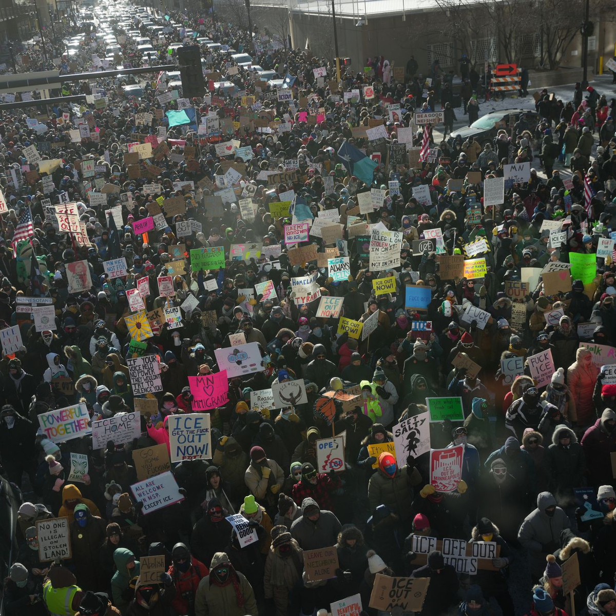 Menschen protestieren aktuell vielerorts gegen Bundesbeamte der Einwanderungsbehörde. (Archivbild) - Foto: Angelina Katsanis/FR172095 AP/AP/dpa