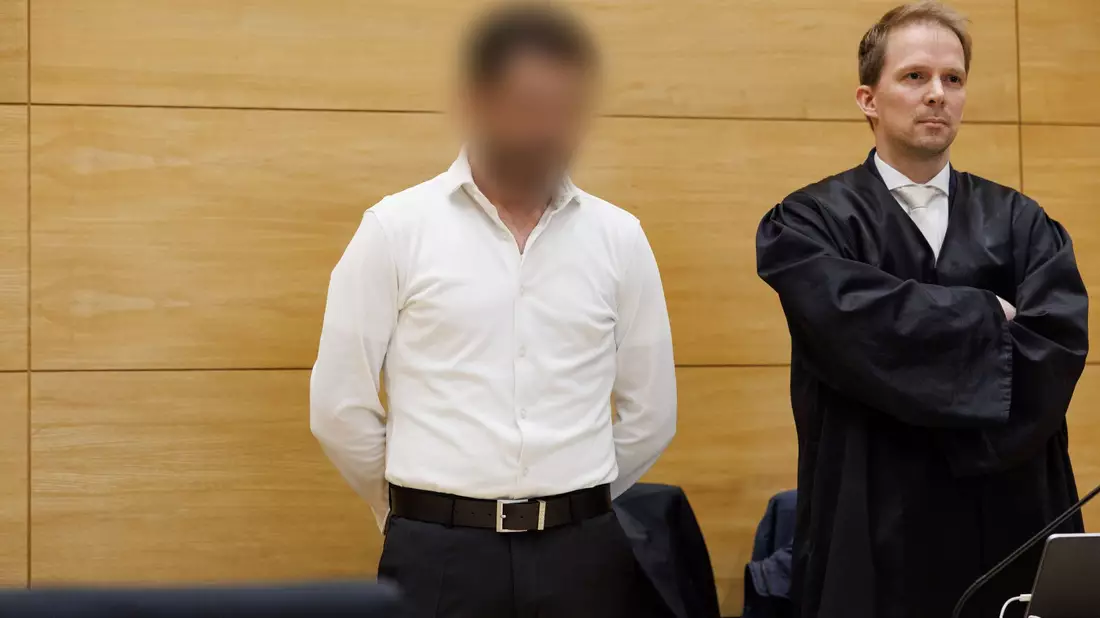 Das Urteil nach Schüssen auf ehemaligen Boxprofi in Bielefeld ist rechtskräftig. Der zu diesem Zeitpunkt Angeklagte (l.) stand zum Prozessauftakt neben seinem Verteidiger Tobias Diedrich.  - Bild: Friso Gentsch/dpa