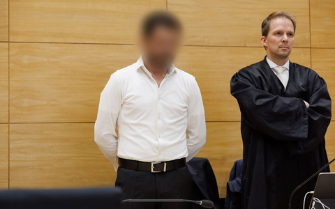 Das Urteil nach Schüssen auf ehemaligen Boxprofi in Bielefeld ist rechtskräftig. Der zu diesem Zeitpunkt Angeklagte (l.) stand zum Prozessauftakt neben seinem Verteidiger Tobias Diedrich.  - Foto: Friso Gentsch/dpa