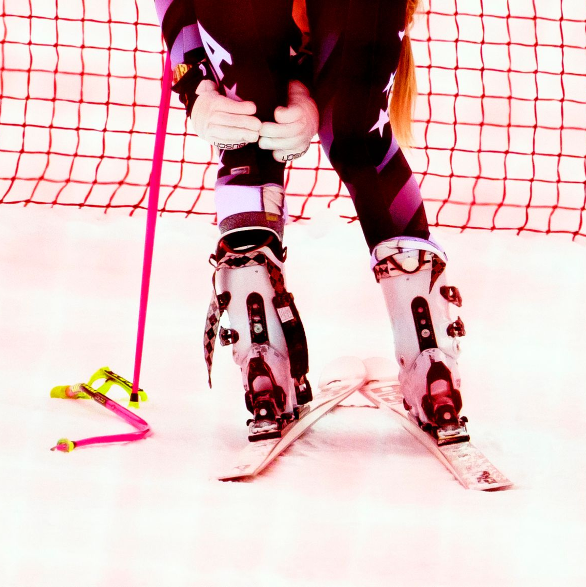 Lindsey Vonn hält sich nach ihrem Sturz in Crans-Montana das linke Knie. - Foto: Jean-Christophe Bott/KEYSTONE/dpa