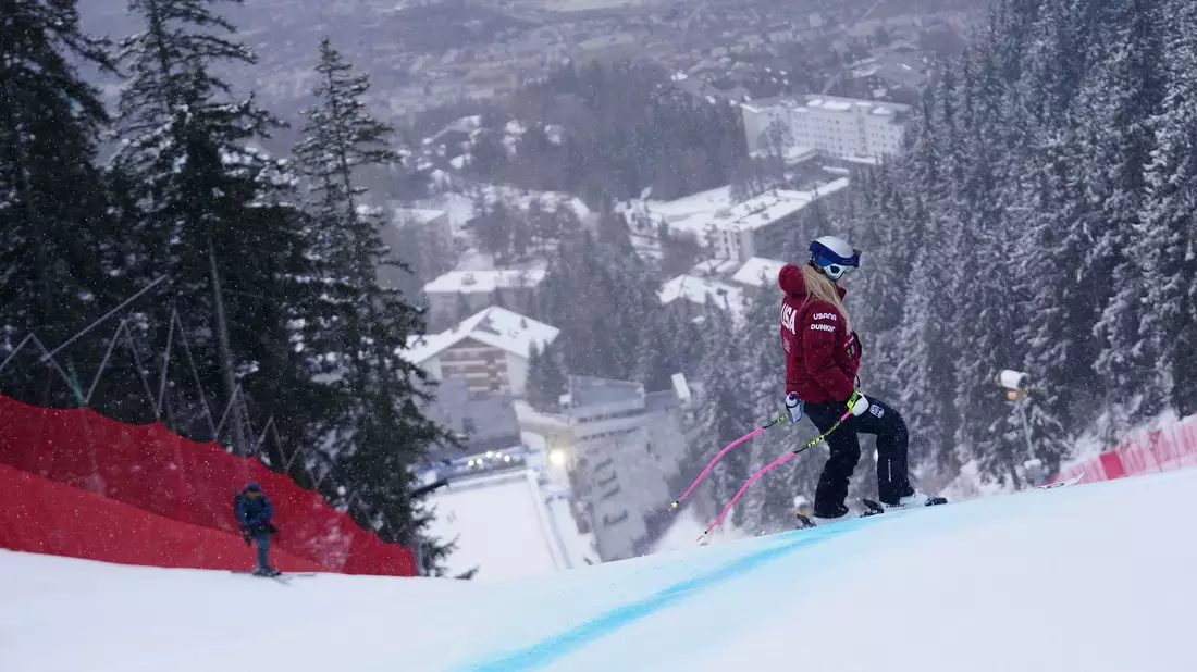 Lindsey Vonn stürzte bei der Abfahrt von Crans-Montana schon nach wenigen Sekunden. - Bild: Pier Marco Tacca/AP/dpa