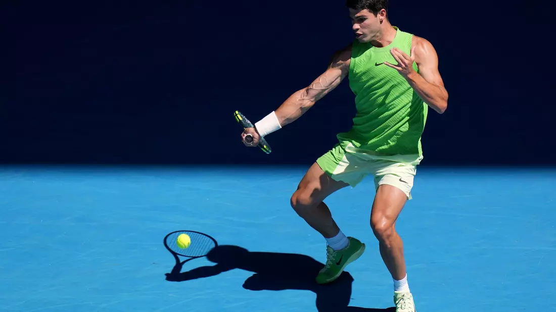Carlos Alcaraz steht im Finale von Melbourne. - Bild: Dar Yasin/AP/dpa