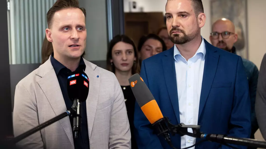 Ein weiterer Kläger, der 46 Jahre alter Geschäftsführer Daniel Oryan (links), sprach bei dem Termin von «Kommunikation Null». - Bild: Dieter Menne/dpa