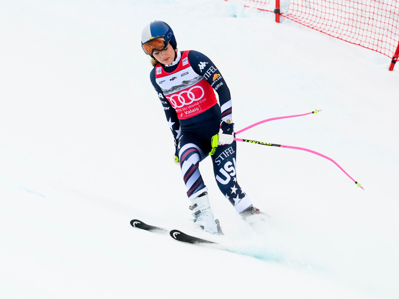 Lindsey Vonn rutscht nach ihrem Sturz in Crans-Montana langsam ins Ziel. - Foto: Jean-Christophe Bott/KEYSTONE/dpa