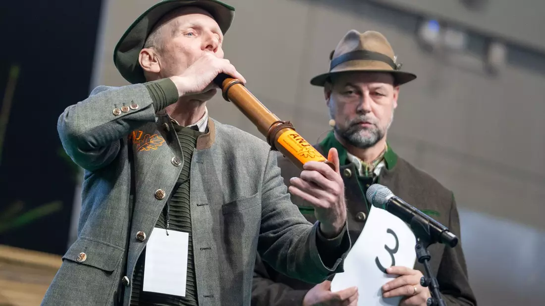 Klang von allen Teilnehmern am besten wie ein Hirsch: Der Gewinner der Deutschen Meisterschaft der Hirschrufer, Thomas Soltwedel (links). - Bild: Max Lametz/dpa