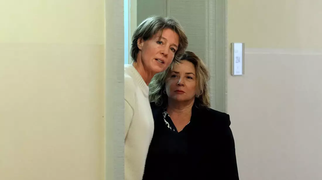 Christina Block eilte ihrer in Tränen aufgelösten Verwandten hinterher und schirmte sie zusammen mit Gül Pinar, der Verteidigerin eines anderen Angeklagten, vor Fotografen ab. - Bild: Marcus Brandt/dpa