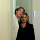 Christina Block eilte ihrer in Tränen aufgelösten Verwandten hinterher und schirmte sie zusammen mit Gül Pinar, der Verteidigerin eines anderen Angeklagten, vor Fotografen ab. - Foto: Marcus Brandt/dpa