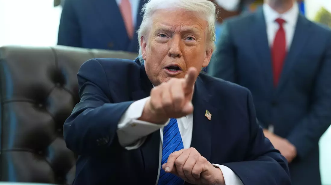 Weitere Kriegsschiffe seien unterwegs in Richtung Iran, sagt US-Präsident Donald Trump. - Bild: Evan Vucci/AP/dpa